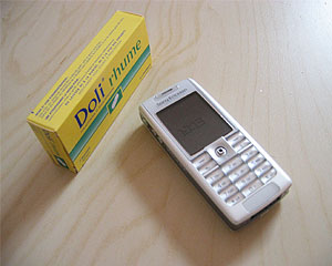 une boite de Doli rhume et un Sony Ericsson T630