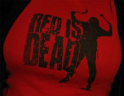 Un joli t-shirt Red Is Dead