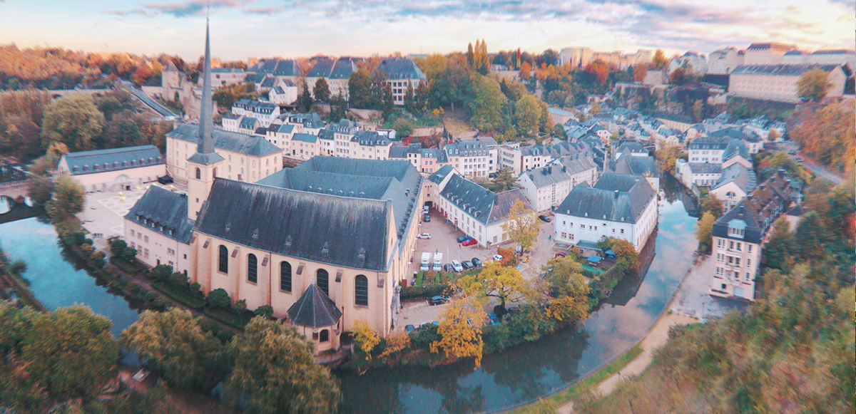 vue panoramique du Grund à Luxembourg, un gros batiment ressemble à une église/monastère