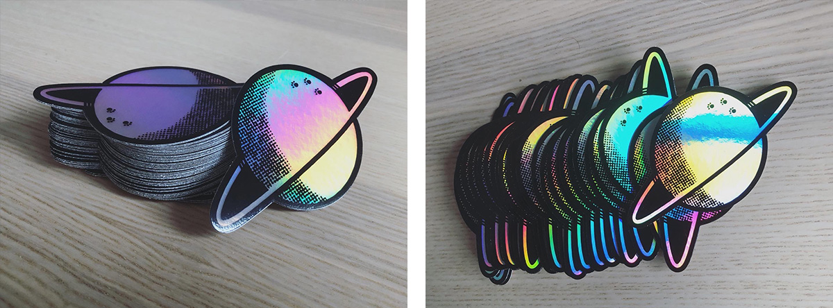 stickers holographiques en forme de Saturne avec son anneau et des petites traces de pattes de chat