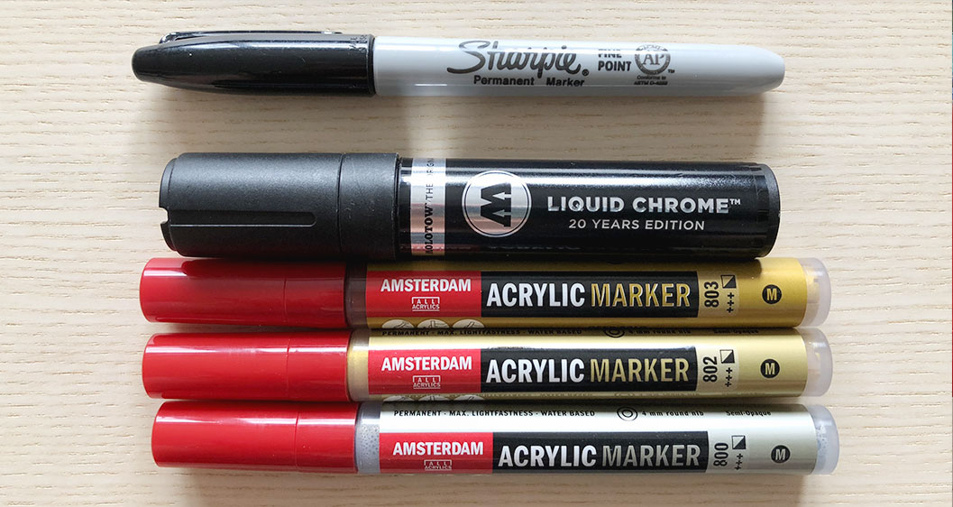 feutres à utiliser : Sharpie Noir, Molotow liquide chrome et Amsterdam Acrylic markers