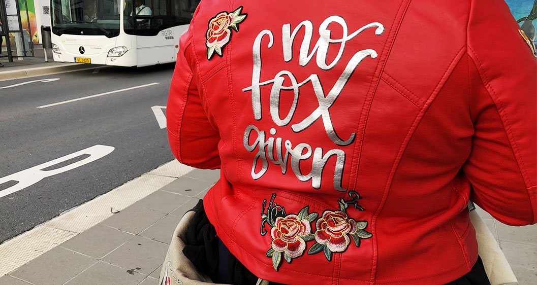 veste rouge customisée : no fox given portée par Stéphanie